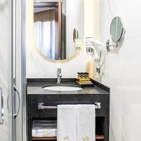 Aprilis Deluxe Hotel 4*