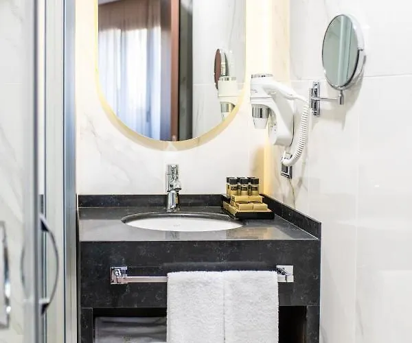 Aprilis Deluxe Hotel 4*